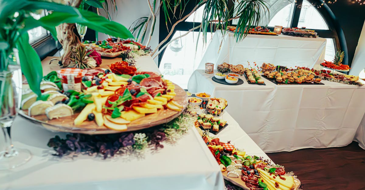 Foil Platters With Lids: The Ultimate Hosting Solution for Easy Transport, Storage & Cleanup