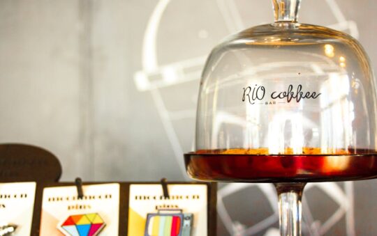 How a Transparent Acrylic Tray Can Instantly Organize and Elevate Your Home Decor